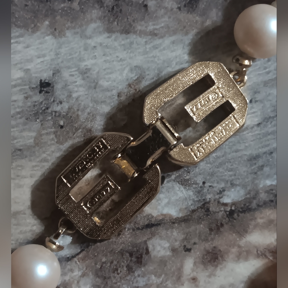 GIVENCHY Vintage 12" Faux Pearl Strand Gold-Tone Clasp - Picture 4 of 6